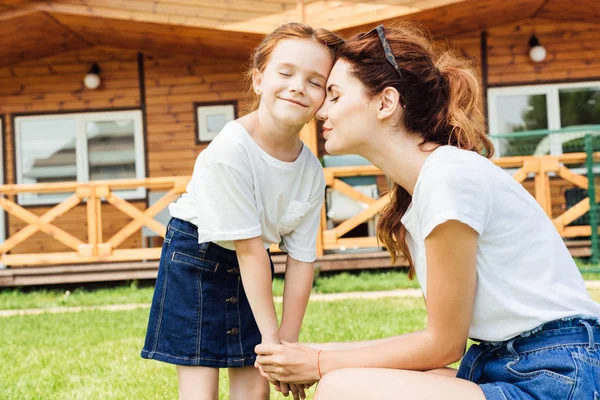 Beautiful Mother Daughter Cuddling Holding Hands Front Wooden Cottage — Stock Photo, Image