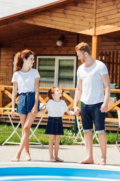 Hermosa Familia Joven Cogido Mano Piscina Acogedora Casa Madera — Foto de Stock