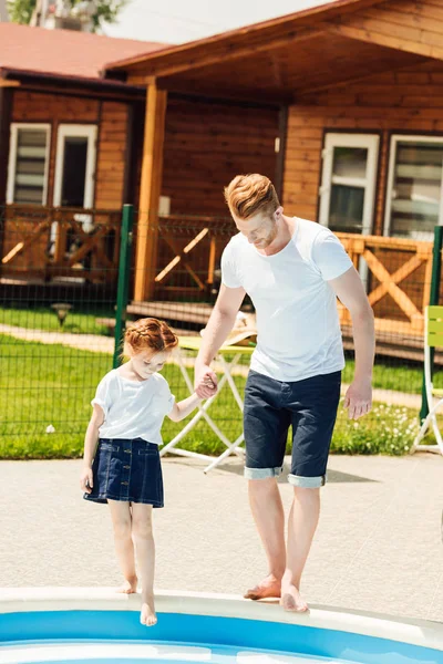 Happy Father Daughter Going Swimming Pool — Stock Photo, Image