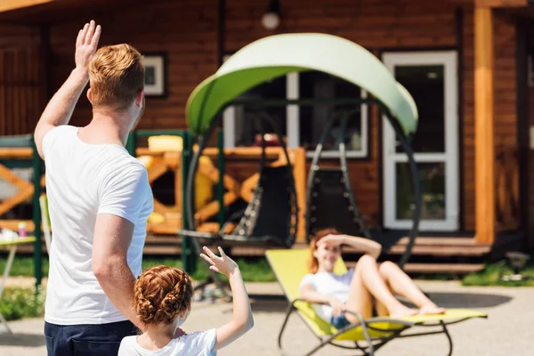 Rear View Father Daughter Waving Mother While She Relaxing Sun — Free Stock Photo