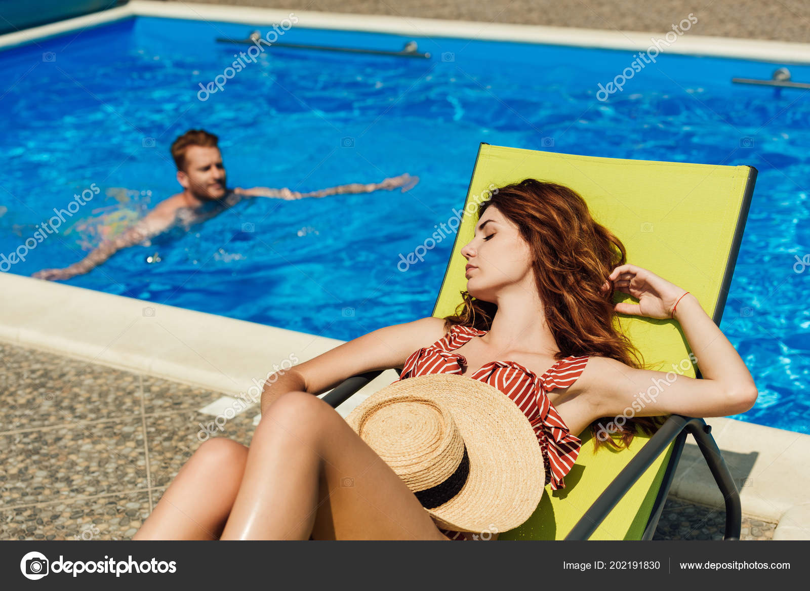 Junge Brasilianerin Und Ihr Freund Entspannen Sich Am Pool Junge Brasilianerin Und Ihr Freund Entspannen Sich Am Pool