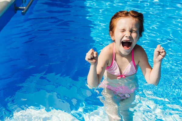 Niño Gritando Bikini Piscina —  Fotos de Stock