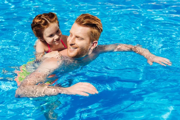 Красивий Щасливий Батько Плаває Басейні Їздить Дочки — стокове фото