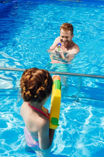 Far Och Lilla Dotter Leker Med Vatten Kanoner Poolen — Stockfoto