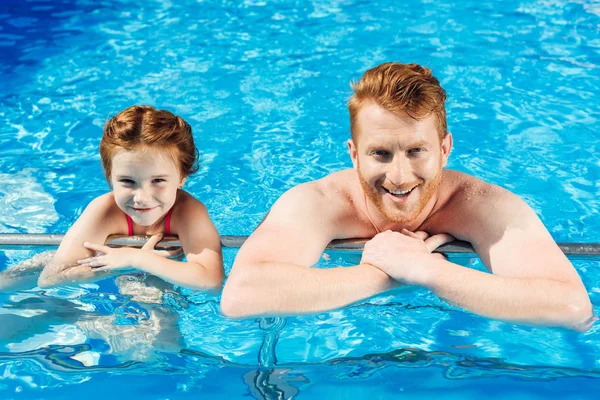 Lycklig Far Och Dotter Umgås Tillsammans Poolen — Stockfoto