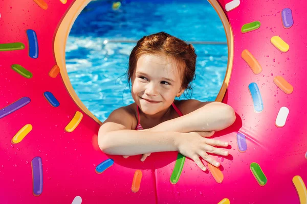 Entzückendes Kleines Kind Mit Aufblasbarem Ring Form Von Donut Schwimmbad — Stockfoto