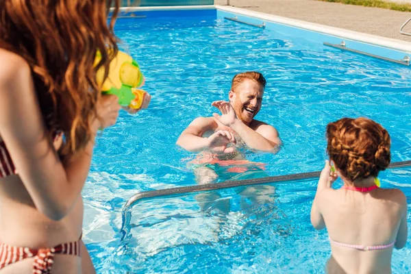 プールで遊んで幸せな若い家族 — ストック写真