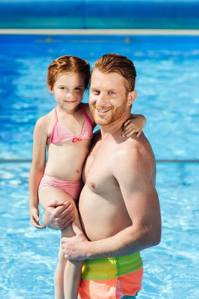 Sonriente Padre Hija Abrazándose Piscina Mirando Cámara — Foto de Stock