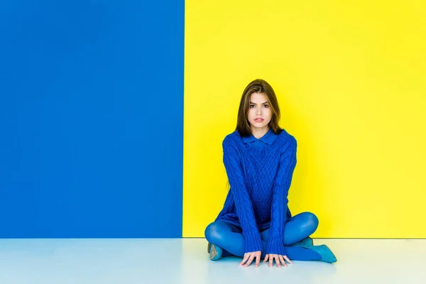 Hermosa Chica Morena Con Ropa Azul Sobre Fondo Azul Amarillo — Foto de Stock