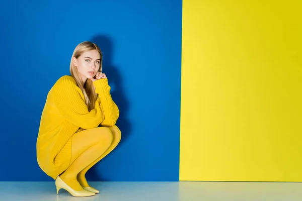 Modelo Moda Femenina Traje Amarillo Sentado Sobre Fondo Azul Amarillo — Foto de Stock