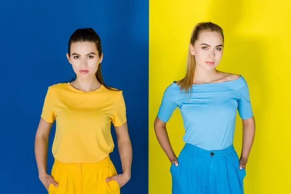 Belle Ragazze Abiti Estivi Sfondo Blu Giallo — Foto Stock