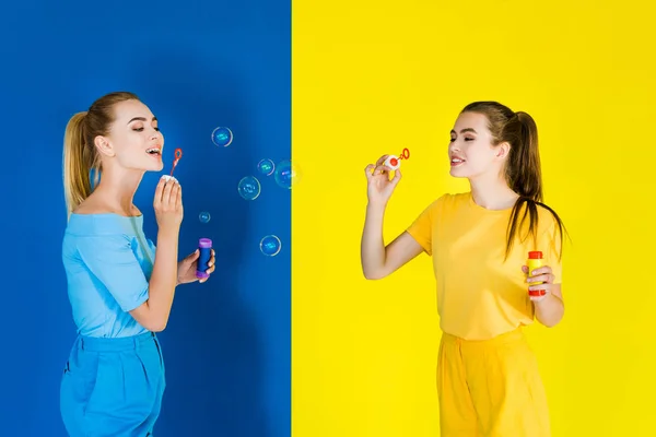 Eleganti Donne Alla Moda Che Soffiano Bolle Sfondo Blu Giallo — Foto Stock