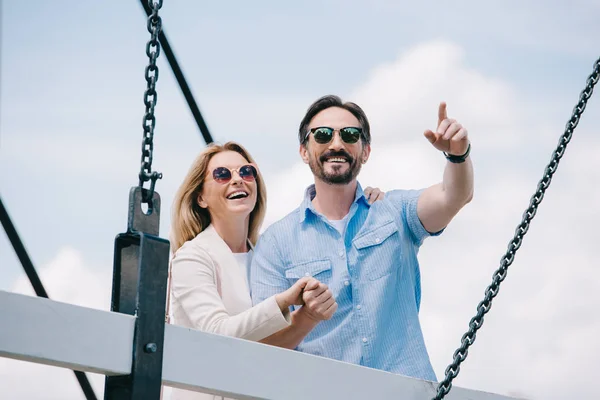 Happy Man Pointing Something Woman Bridge — Free Stock Photo