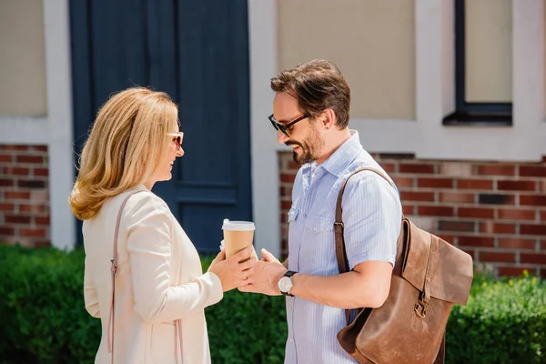 Vista Lateral Pareja Pie Con Tazas Café Desechables Calle — Foto de stock gratis