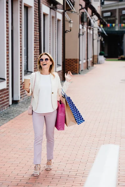 Mujer Atractiva Feliz Caminando Con Café Para Bolsas Compras Calle — Foto de Stock