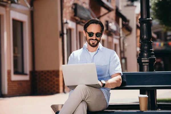 Handsome Smiling Man Sitting Bench Laptop — Stock Photo, Image