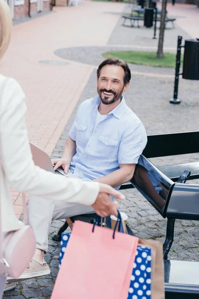 Cropped Image Couple Meeting Shopping Street — Free Stock Photo