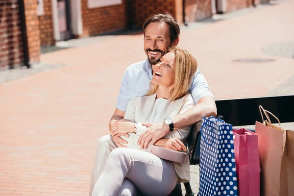 Feliz Casal Abraçando Banco Depois Fazer Compras — Fotografia de Stock Grátis