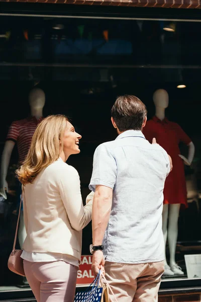 Back View Couple Looking Store Showcase Street — Free Stock Photo