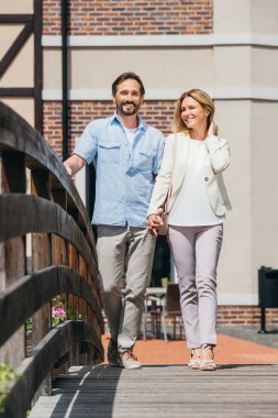 Elele ve köprü üzerinde yürüme Çift