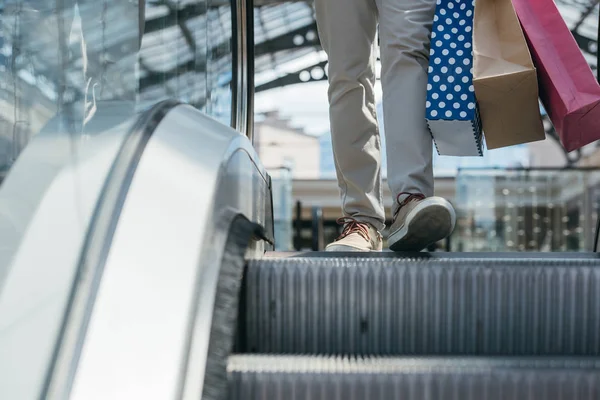 Imagen Recortada Del Hombre Pisando Escaleras Mecánicas Centro Comercial — Foto de Stock