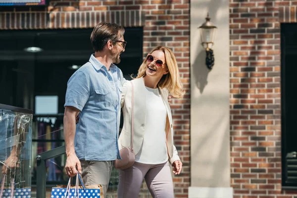 Smiling Couple Sunglasses Walking Shopping Bags — Stock Photo, Image