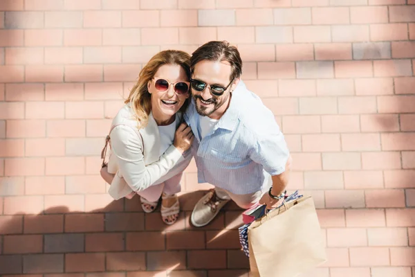 Sudut Tinggi Melihat Pasangan Bahagia Dalam Kacamata Hitam Melihat Kamera — Stok Foto