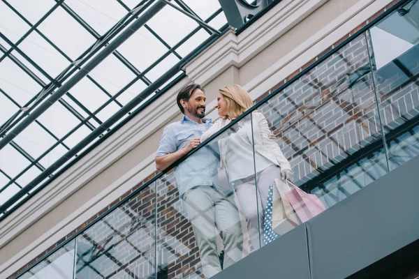 Weergave Van Lage Hoek Van Paar Staande Balkon Winkelcentrum — Gratis stockfoto