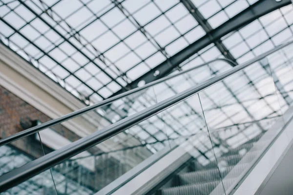 Grijze Moving Trap Met Trappen Glazen Dak Winkelcentrum — Stockfoto