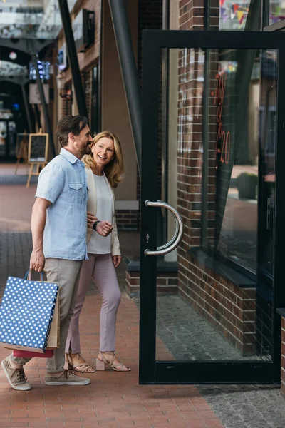 Vue Latérale Couple Entrant Dans Centre Commercial — Photo