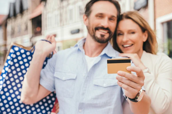 Paar Umarmt Und Hält Einkaufstüten Mit Kreditkarte Vordergrund — Stockfoto