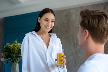 evde erkek arıyorum suyu ile gülümseyen Asyalı kadın seçici odak