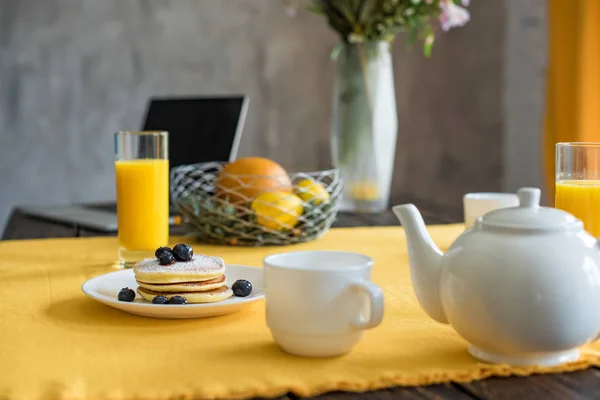 Закрытый Вид Блины Чашки Чая Стаканы Сока Завтрак Столе Желтой — стоковое фото