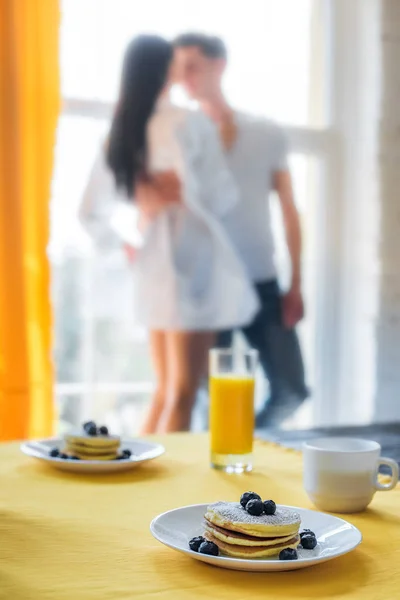 Selektiver Frühstücksfokus Auf Tisch Und Verliebtes Paar Hause — kostenloses Stockfoto