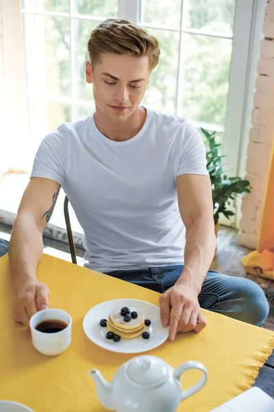 Portrét Zamyšlený Člověk Sedí Stolu Snídaní Doma — Stock fotografie zdarma