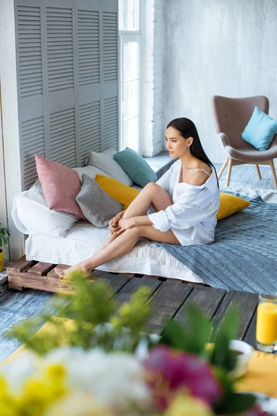 Vista Lateral Mujer Asiática Pensativa Camisa Blanca Sentada Cama Dormitorio — Foto de stock gratis