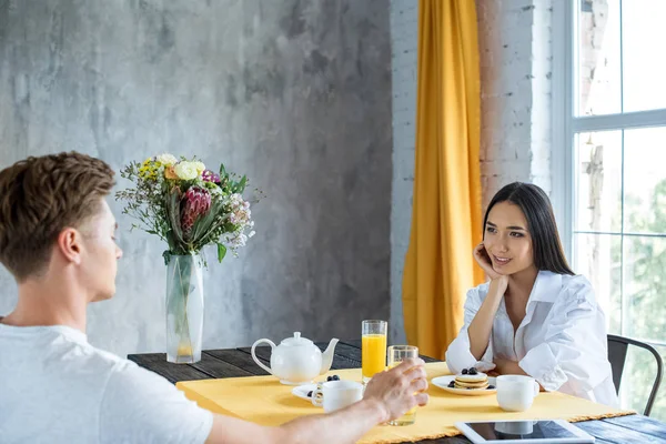 Side View Young Multiracial Couple Having Breakfast Together Home — Stock Photo, Image