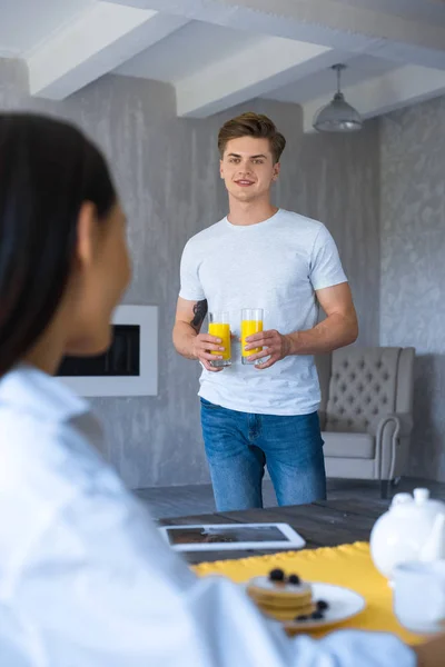 Selective Focus Man Brought Glasses Juice Girlfriend Table Breakfast Home — Free Stock Photo