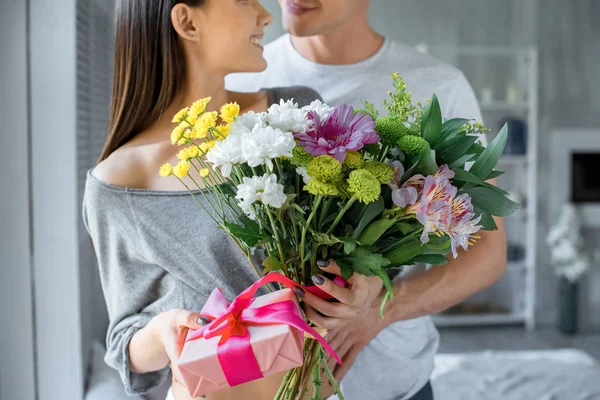 Partial View Man Hugging Smiling Woman Present Bouquet Flowers Home — Stock Photo, Image