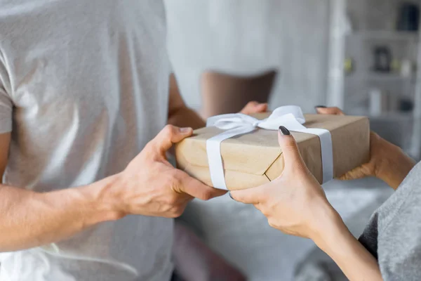 Partial View Man Presenting Wrapped Gift Girlfriend Home — Stock Photo, Image