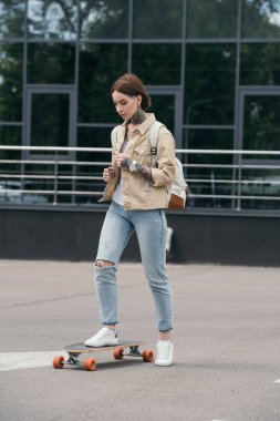 genç şık Caddesi'nde kaykay kadın dövme