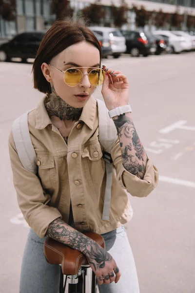 Atractiva Mujer Tatuada Con Estilo Pie Con Bicicleta Calle —  Fotos de Stock