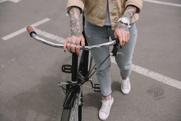 Imagem Cortada Mulher Tatuada Com Bicicleta Estacionamento — Fotografia de Stock Grátis