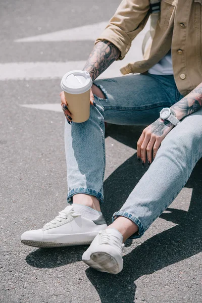 Cropped Image Tattooed Woman Sitting Coffee Cup — Stock Photo, Image