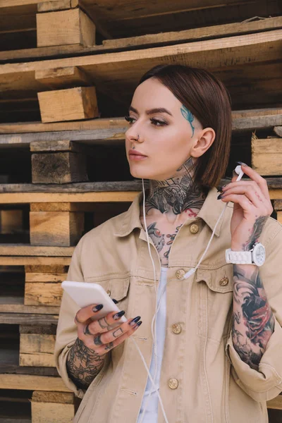 Attractive Tattooed Woman Earphones Listening Music Smartphone — Stock Photo, Image