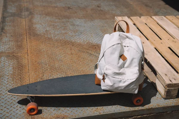 Aproape Vedere Rucsac Skateboard Lângă Palet Lemn — Fotografie, imagine de stoc