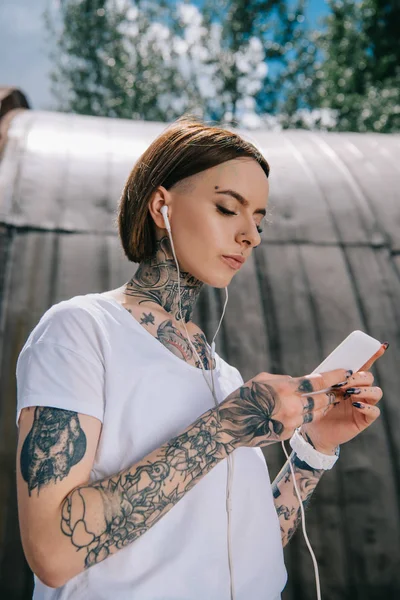 Low Angle View Tattooed Woman Earphones Listening Music Smartphone Street — Stock Photo, Image