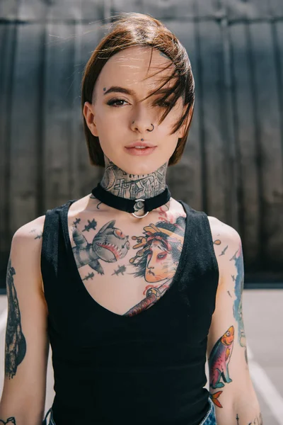 Portrait Jeune Femme Attrayante Avec Des Tatouages Regardant Caméra — Photo