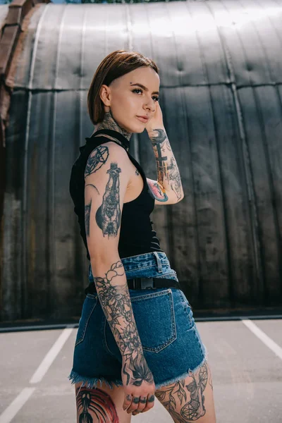 Chica Atractiva Con Tatuajes Mirando Hacia Otro Lado Posando Calle — Foto de Stock