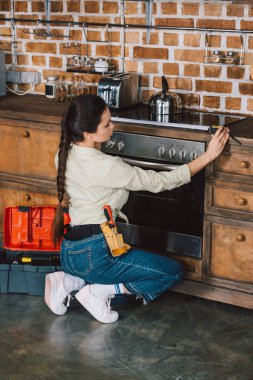 fırın mutfak at genişliğini ölçmek çekici genç repairwoman